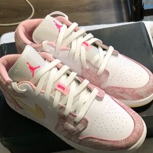 Jordan1 Low Pink & White With Gold Swosh Sz.7Y